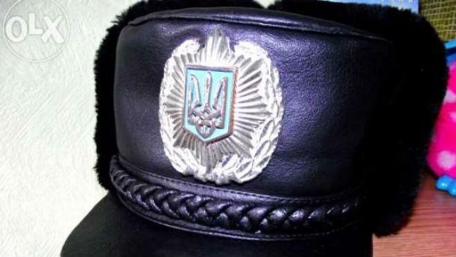 В передчутті кінця. Міліціонери масово продають свої шапки в інтернеті В передчутті кінця. Міліціонери масово продають свої шапки в інтернеті