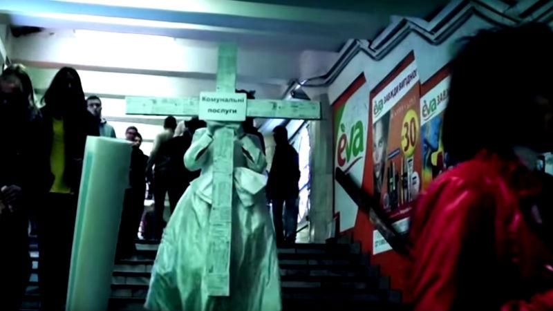 По Харкову пройшлась дівчина з велетенським хрестом По Харкову пройшлась дівчина з велетенським хрестом