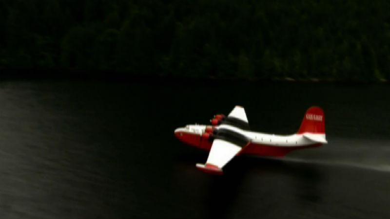 Как гигантский противопожарный самолет с легкостью гасит масштабные пожары Как гигантский противопожарный самолет с легкостью гасит масштабные пожары