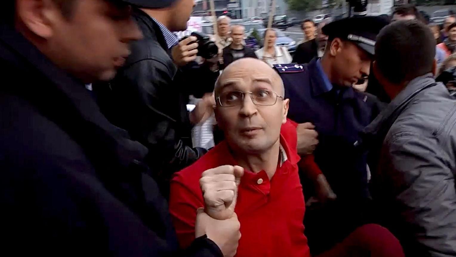 Под Академией наук активист избил ученого Под Академией наук активист избил ученого