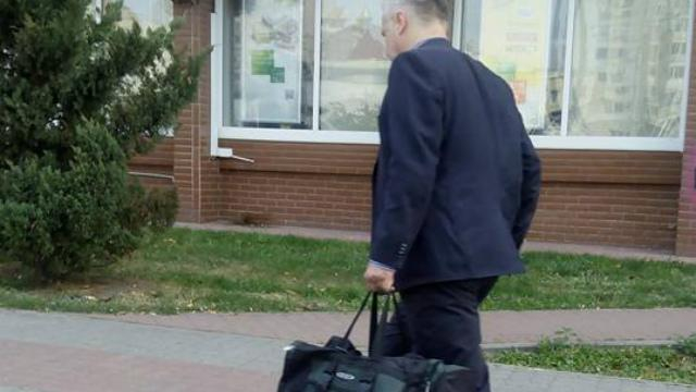 Свободовец принес сумку денег для залога: фотофакт