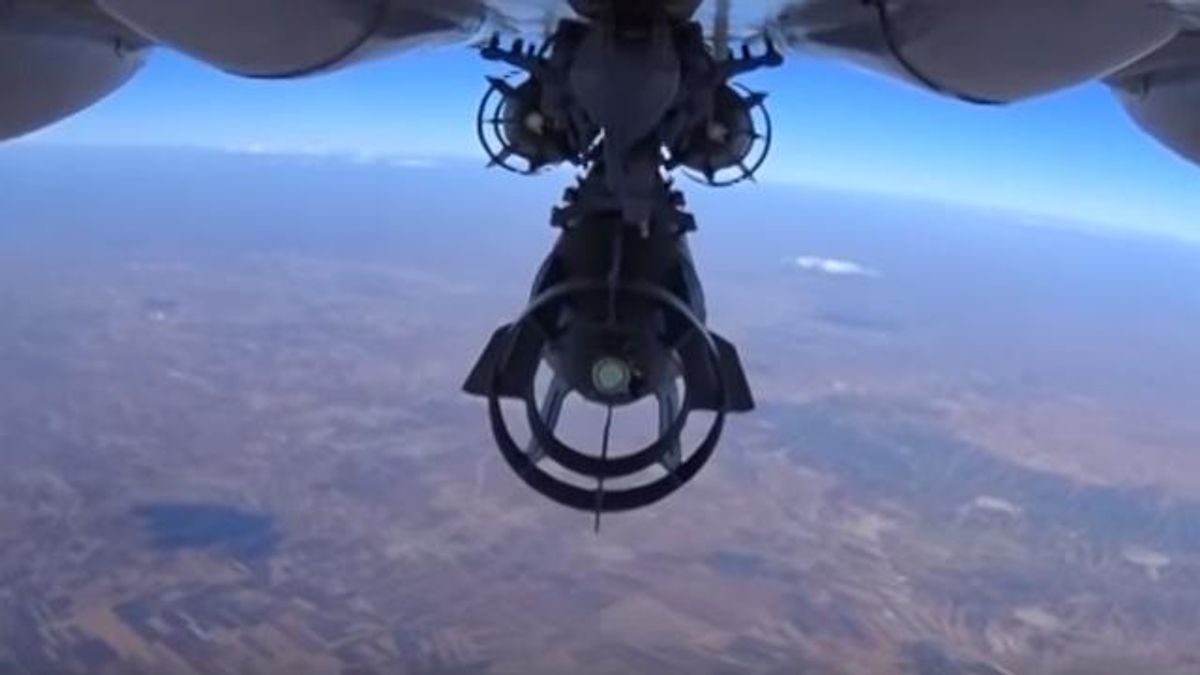 Російські військові хизуються, як скидають бомби на сирійські міста Російські військові хизуються, як скидають бомби на сирійські міста