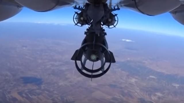 Российские военные щеголяют, как сбрасывают бомбы на сирийские города Российские военные щеголяют, как сбрасывают бомбы на сирийские города