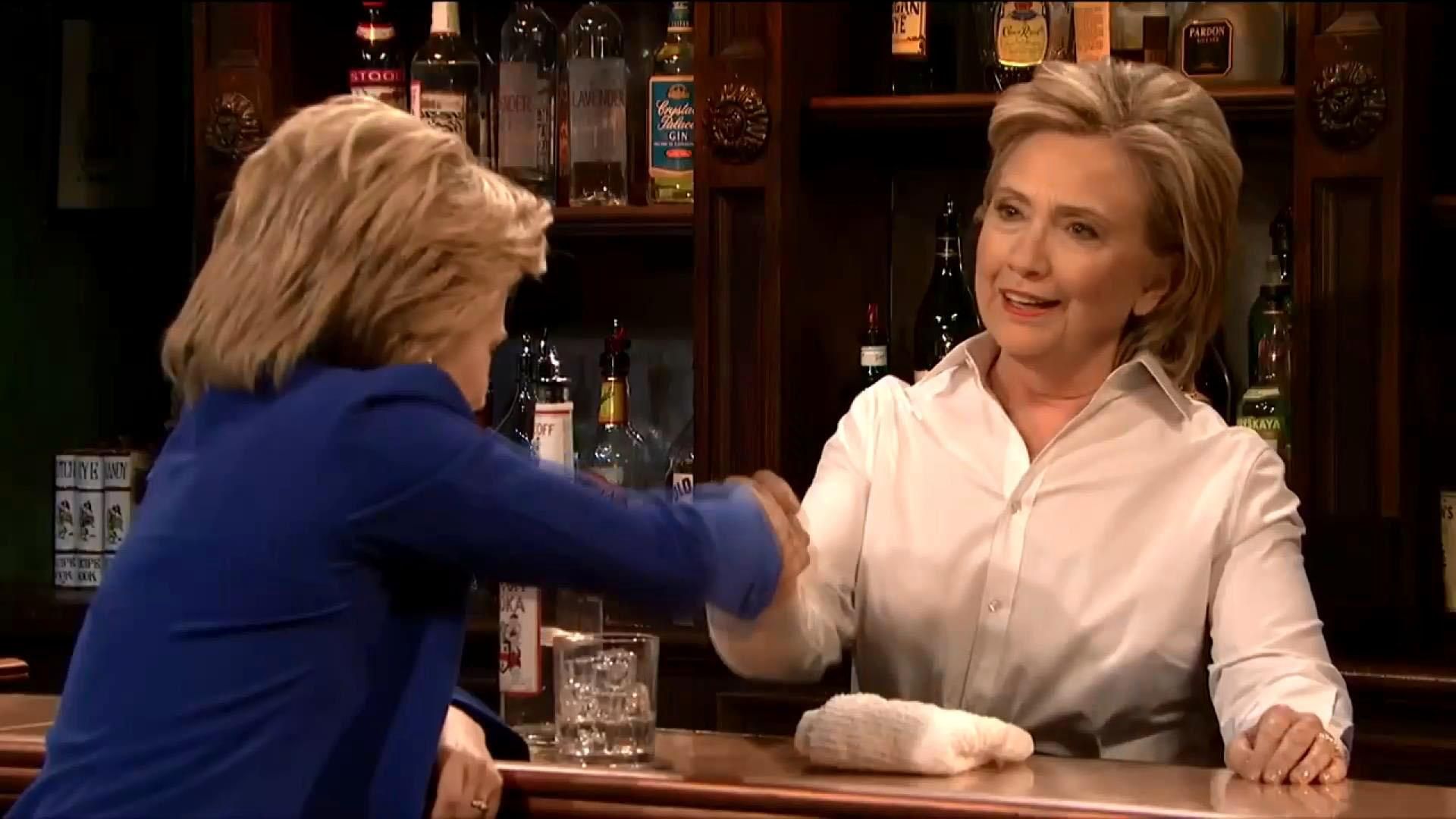 Хиллари Клинтон стала барменом и посмеялась с Трампа