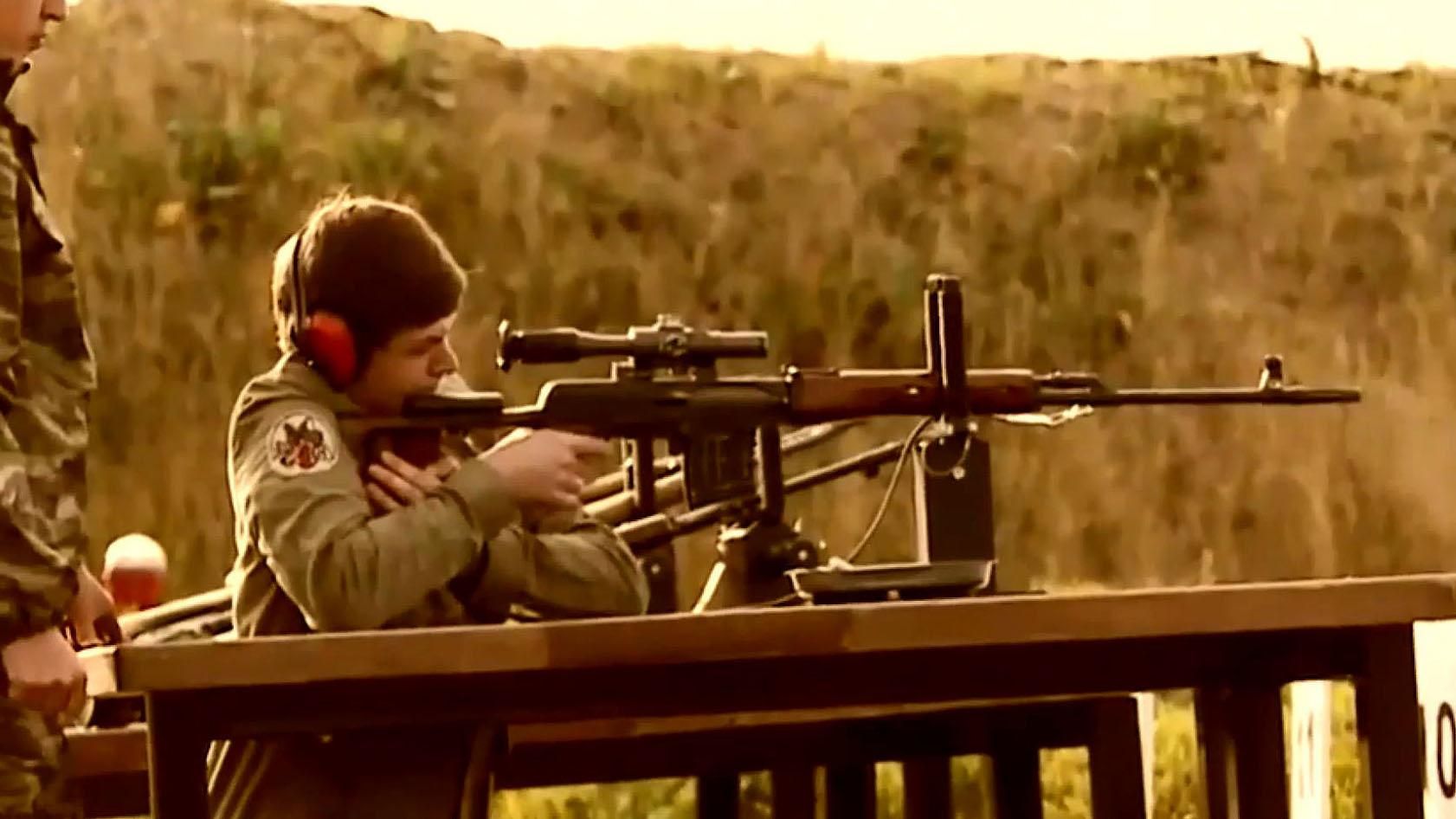 В школах России детей учат стрелять из автомата в жертву