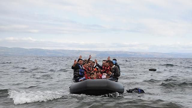 Поблизу Лівії ледь не втонули майже дві тисячі осіб Поблизу Лівії ледь не втонули майже дві тисячі осіб