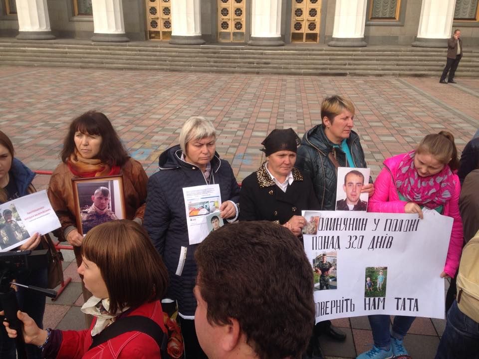 Родственники украинских бойцов требуют их освобождения из плена Родственники украинских бойцов требуют их освобождения из плена