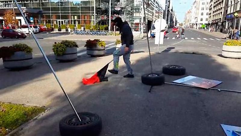 Виставку про Майдан розгромили у Латвії Виставку про Майдан розгромили у Латвії