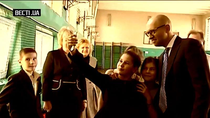 Яценюк вспомнил детство и пришел в школу на "физ-ру" Яценюк вспомнил детство и пришел в школу на "физ-ру"