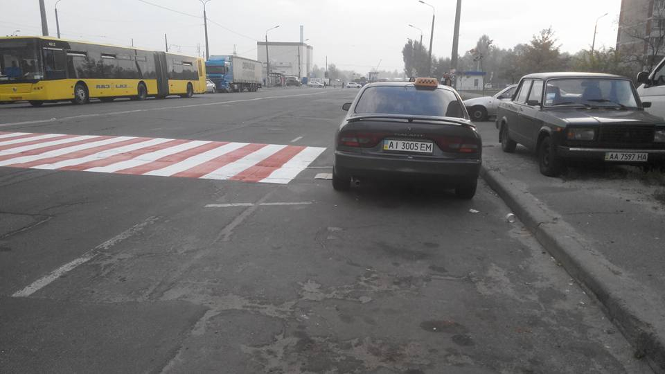 Припарковался "как м...дак": таксист не дал сделать "зебру"