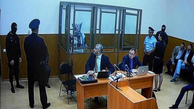 Савченко в суді одягнула на голову пакет