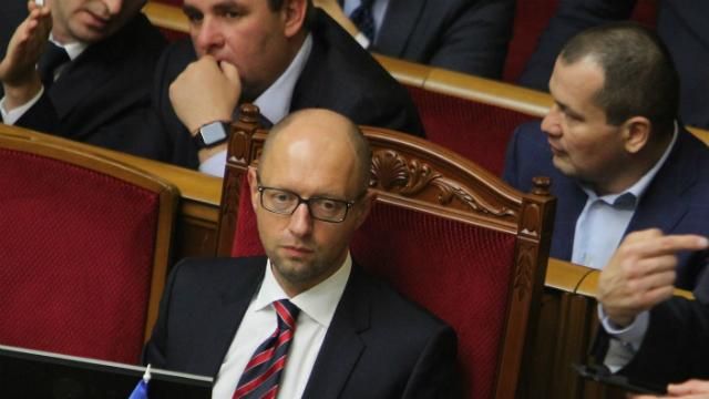 Яценюк предлагает забрать диппаспорта у отдельных депутатов