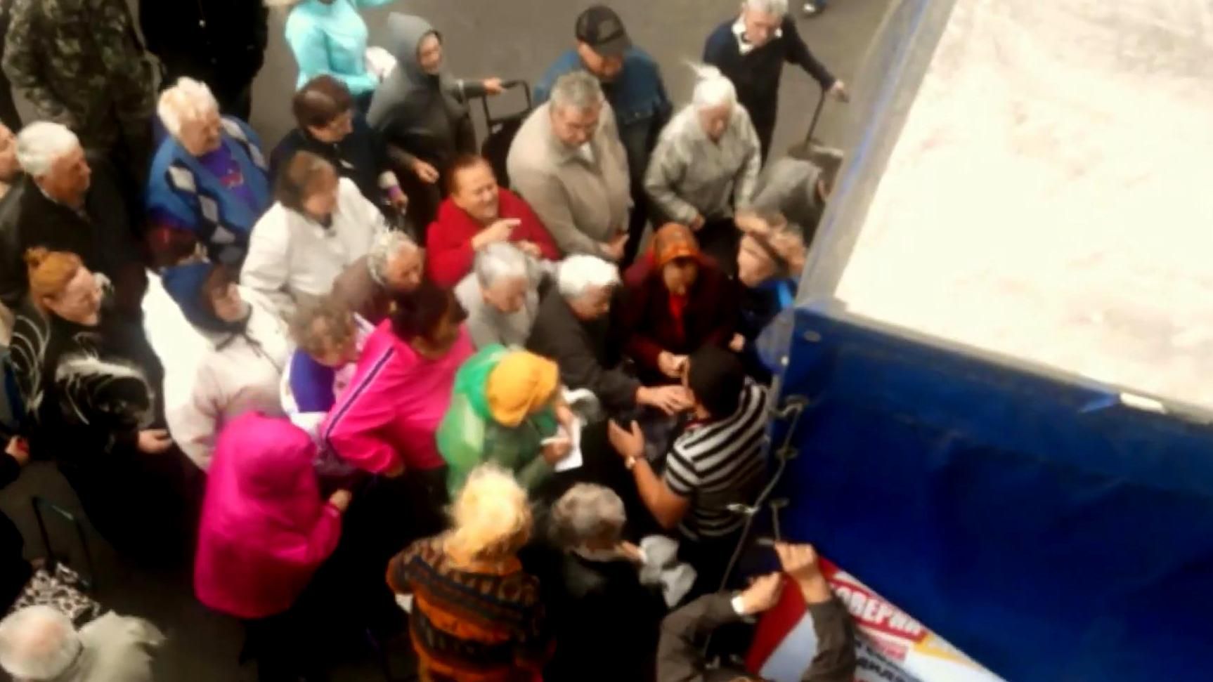 В Одессе кандидат в депутаты продает избирателям дешевую картошку и лук