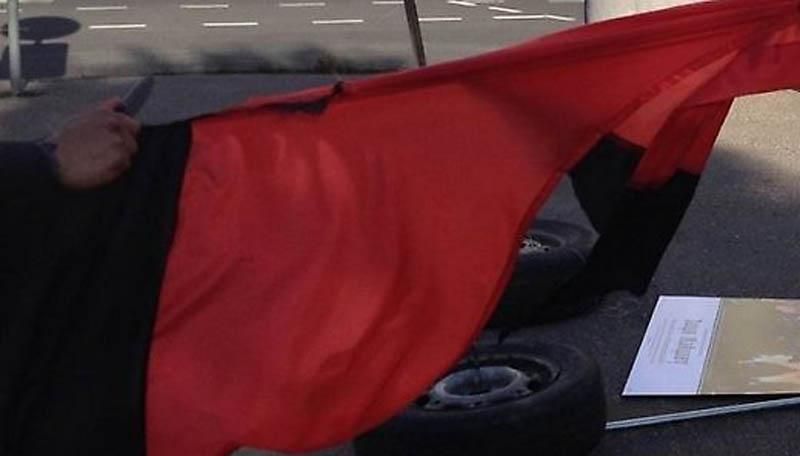 В Риге задержали мужчину, который надругался над выставкой "Люди Майдана" В Риге задержали мужчину, который надругался над выставкой "Люди Майдана"