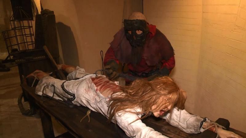 У Києві триває вражаюче жорстока виставка знарядь для тортур У Києві триває вражаюче жорстока виставка знарядь для тортур