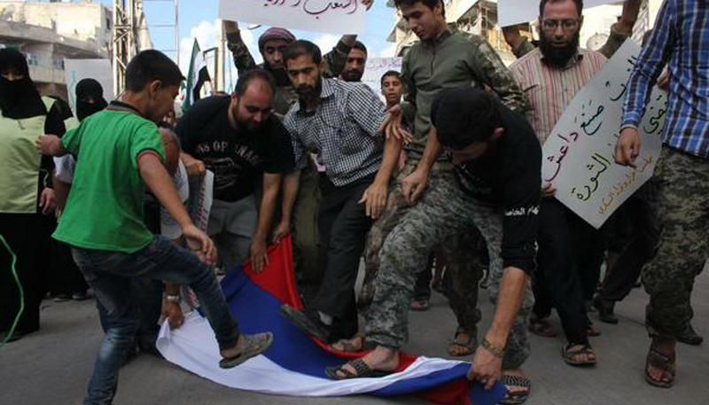Фотофакт: сирійці топчуть прапор Росії