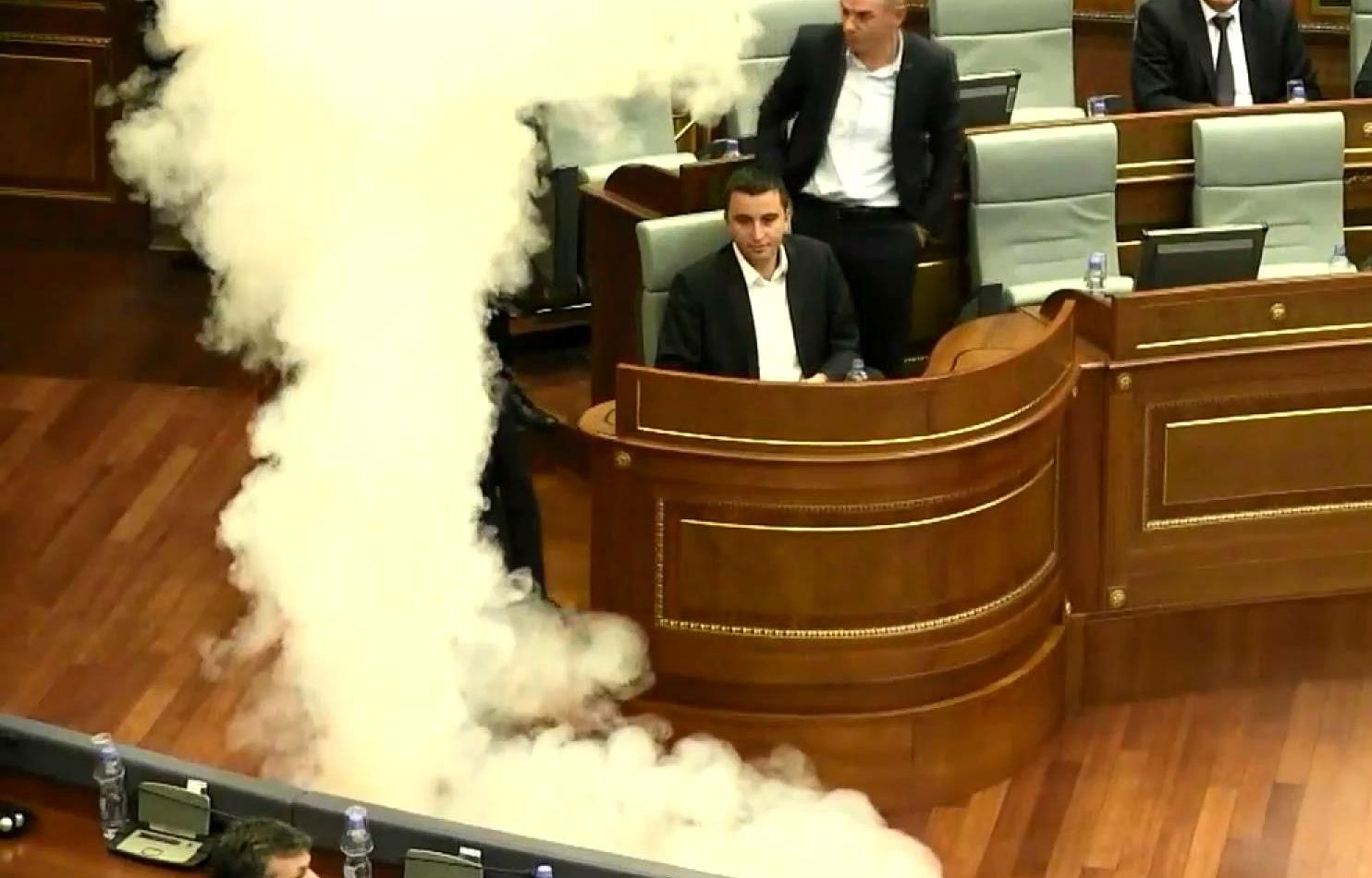 В парламенте самопровозглашенного Косово бросили гранату со слезоточивым газом