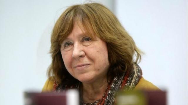 Порошенко емоційно привітав Алєксієвич з Нобелівською премією Порошенко емоційно привітав Алєксієвич з Нобелівською премією