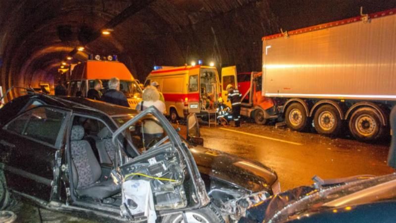 Десятки разбитых автомобилей и жертвы: масштабная автокатастрофа в Болгарии