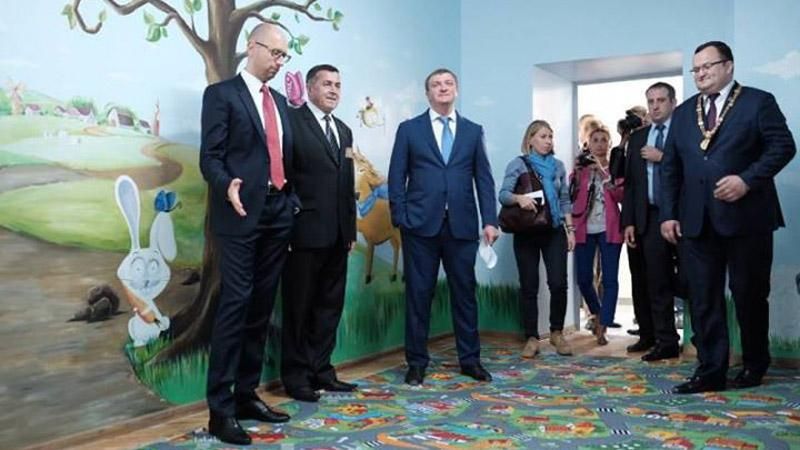 У Яценюка з’явилось фото з морквою без фотошопу У Яценюка з’явилось фото з морквою без фотошопу