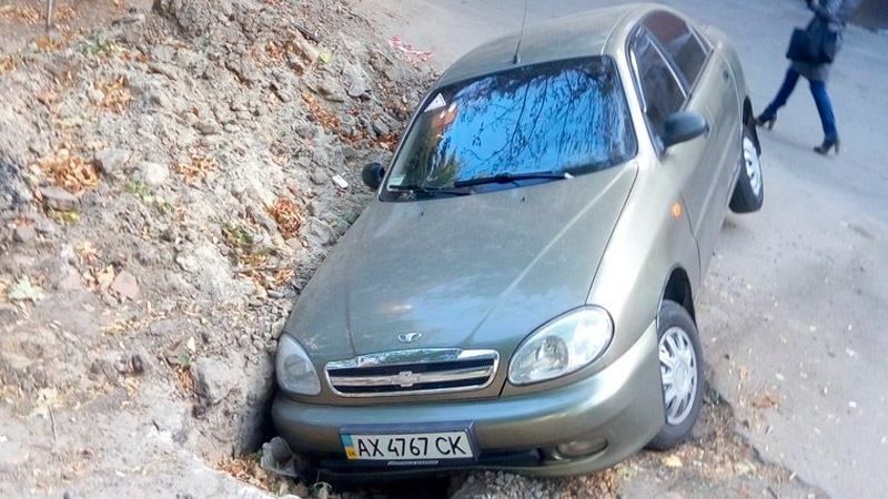 Автомобіль провалився у велику яму в Харкові
