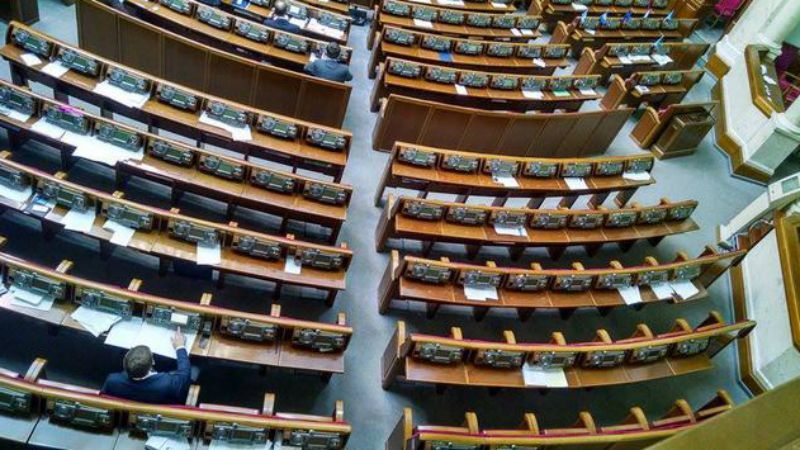 Депутаты массово прогуливают работу: Сыроед "закрывала" пустой зал