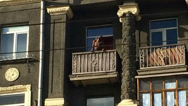 Голий іноземець влаштував "дикі танці" у Харкові (18+) Голий іноземець влаштував "дикі танці" у Харкові (18+)