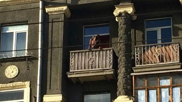 Голый иностранец устроил "дикие танцы" в Харькове (18+) Голый иностранец устроил "дикие танцы" в Харькове (18+)