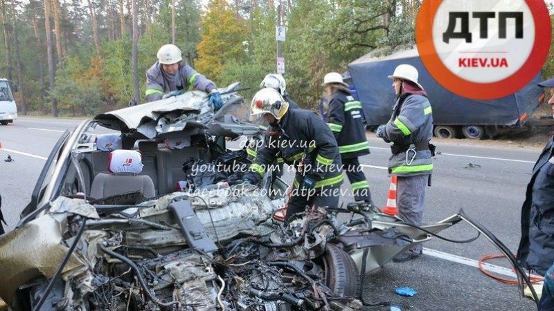 Страшна аварія В Києві. Легковик розчавило від удару з вантажівкою (18+)
