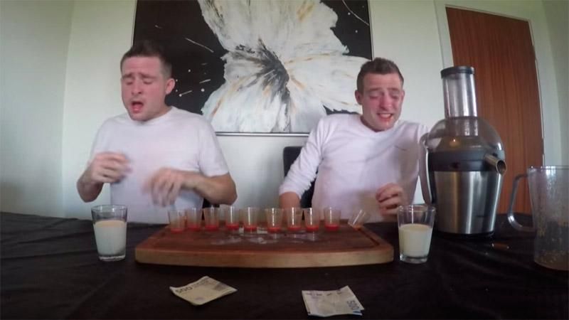 Реакція на найгостріший сік у світі: кумедне відео Реакція на найгостріший сік у світі: кумедне відео