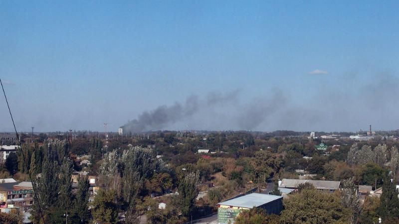 От сильного взрыва в Донецке загорелась многоэтажка