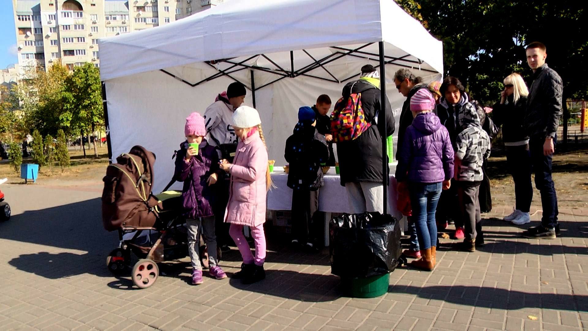 Представники "Самопомочі" пили каву з киянами Представники "Самопомочі" пили каву з киянами