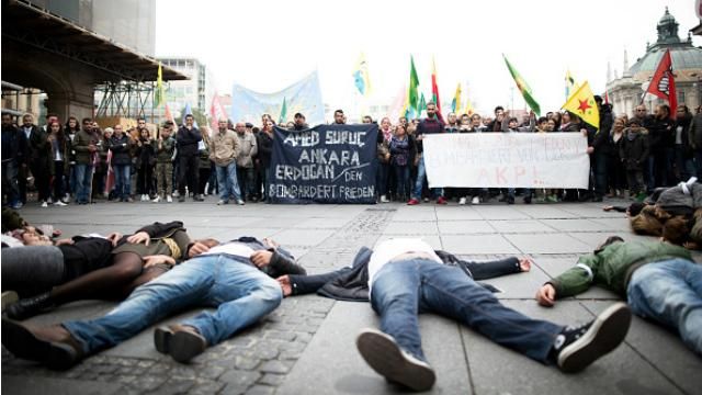 Теракт в Турции: по стране прокатилась волна массовых протестов Теракт в Турции: по стране прокатилась волна массовых протестов
