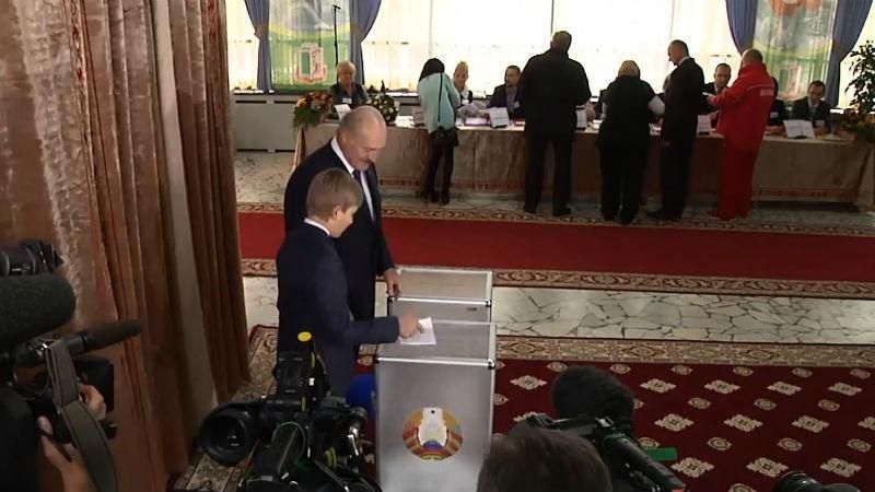 Лукашенко вирішив навчити свого сина голосувати "сам за себе"