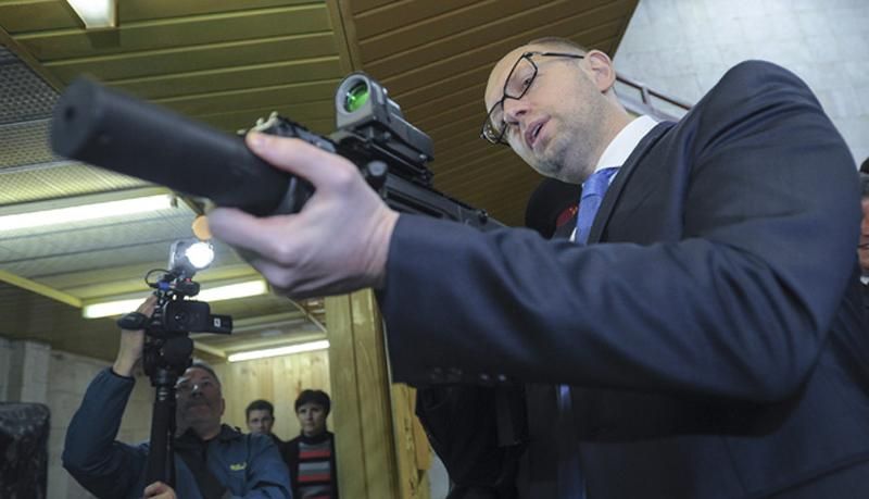 Яценюк нашел причину оккупации Крыма Яценюк нашел причину оккупации Крыма