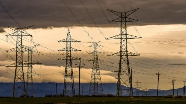 Крим блокадний: одну з гілок постачання електрики на півострів вже відключили Крим блокадний: одну з гілок постачання електрики на півострів вже відключили