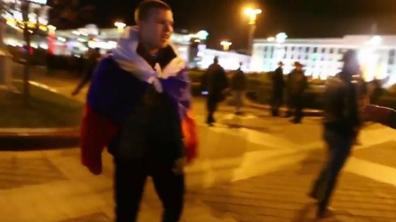 Білоруси зустріли вигуками "Слава Україні!" хлопця у триколорі Білоруси зустріли вигуками "Слава Україні!" хлопця у триколорі