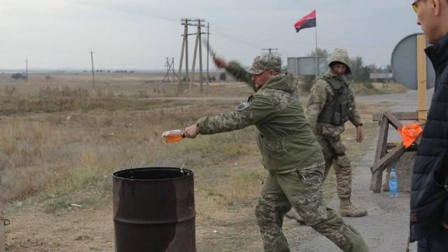 У "Правого сектора" своя блокада: разбивают бутылки с дорогим вином