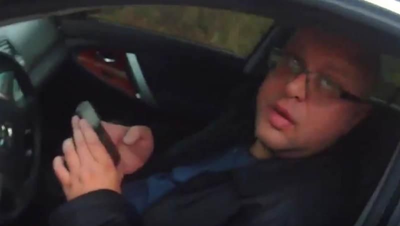 Поліція показала, як російський дипломат ховався у машині після аварії Поліція показала, як російський дипломат ховався у машині після аварії