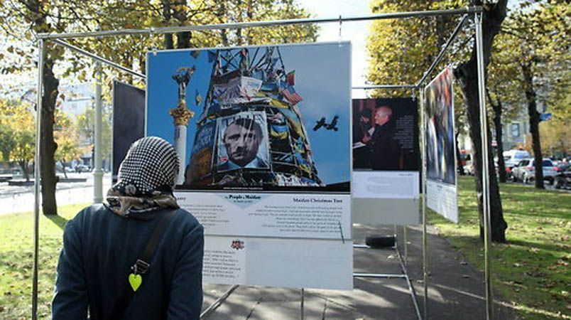 После двух погромов выставку "Люди Майдана" в Риге запретили