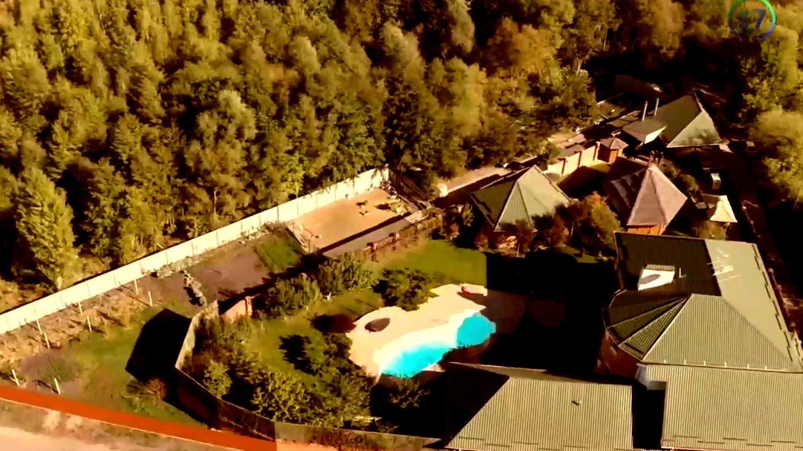 Активісти зняли відео розкішного маєтку, у якому ніби-то живе Шокін Активісти зняли відео розкішного маєтку, у якому ніби-то живе Шокін