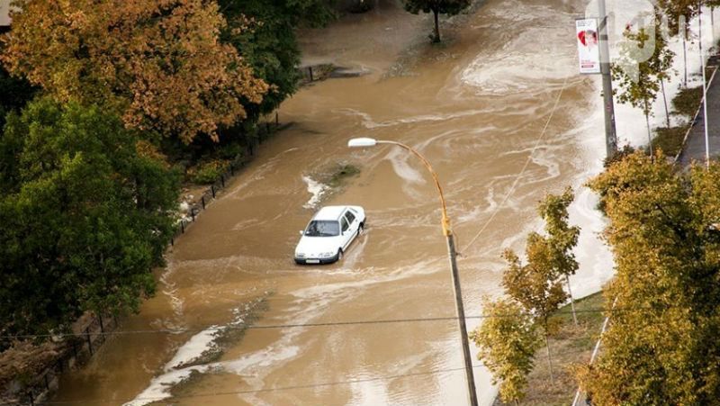 Киев затопило. Машины "плавают" по дорогам Киев затопило. Машины "плавают" по дорогам