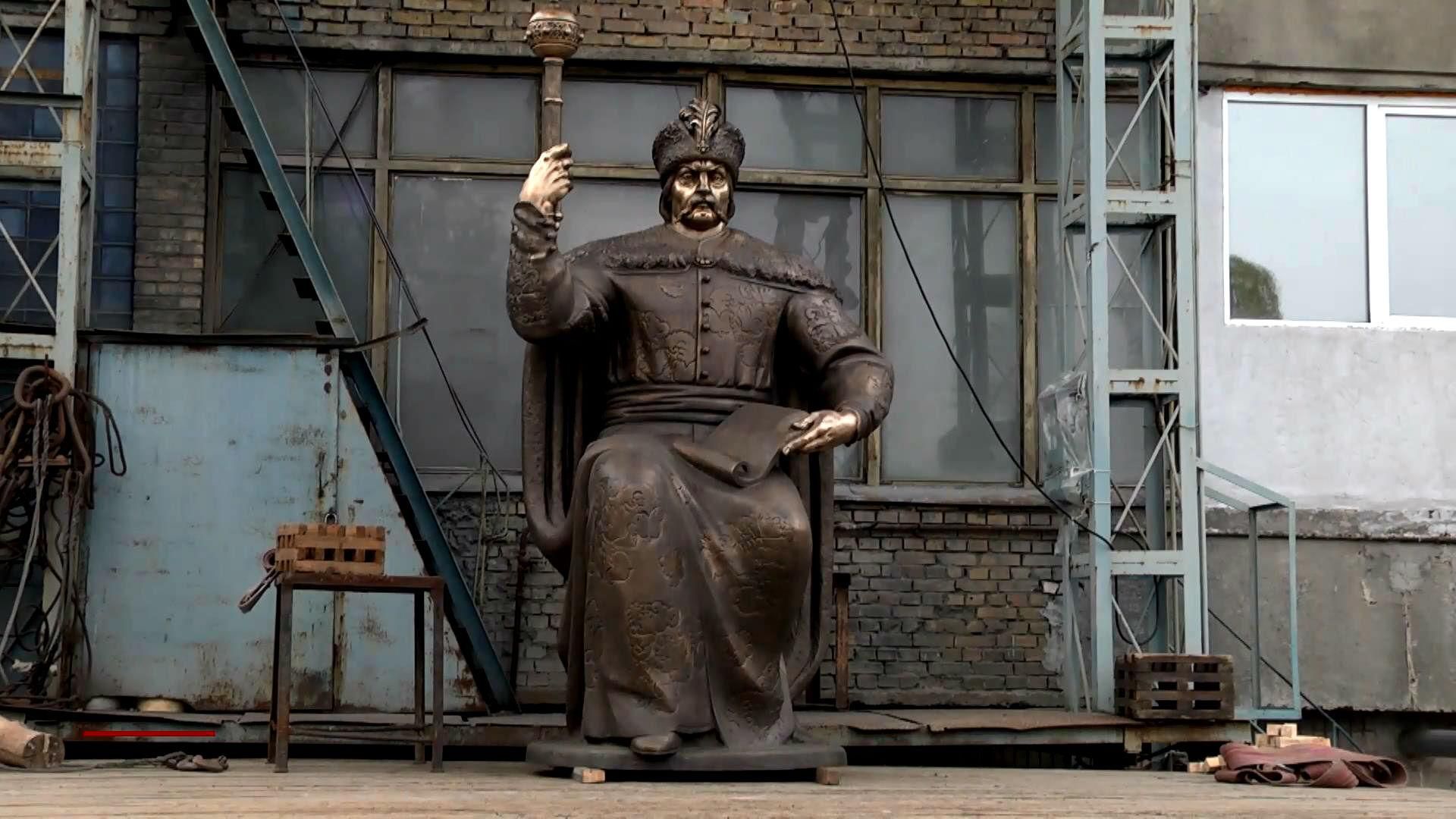 Первый в Украине памятник Мазепе откроют на День защитника