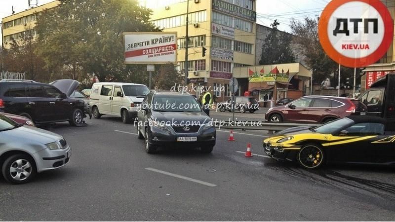 Lexus та Ferrari влетіли один в одного у Києві 