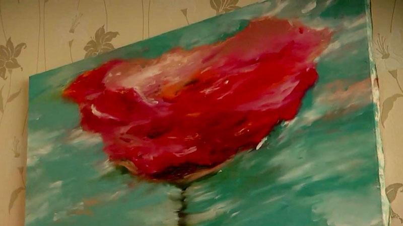 Дівчина з ДЦП малює шедеври ногами Дівчина з ДЦП малює шедеври ногами