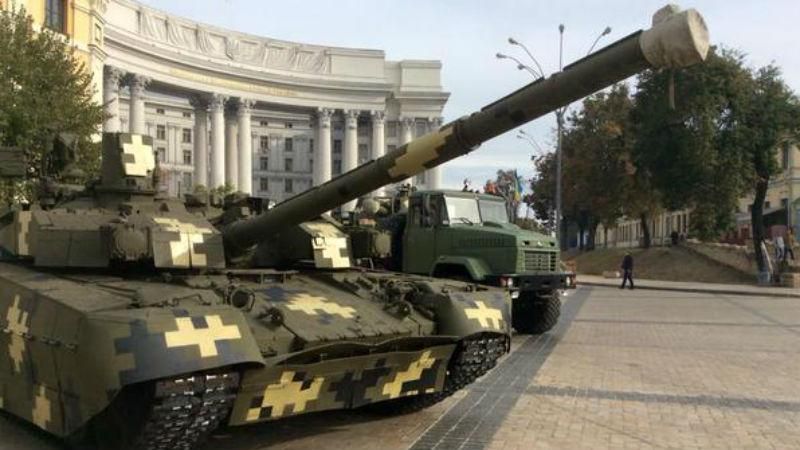 В Киев заехали танки