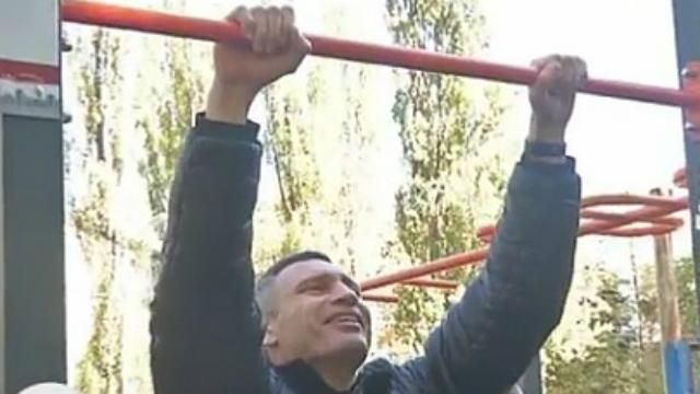 Кличко робив "сонечко", щоб довести, що він не "сосиска" Кличко робив "сонечко", щоб довести, що він не "сосиска"