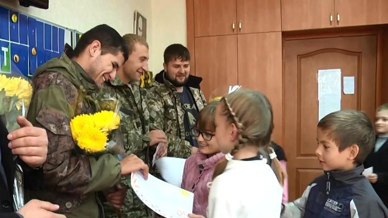 Воины АТО провели необычный урок для школьников Воины АТО провели необычный урок для школьников