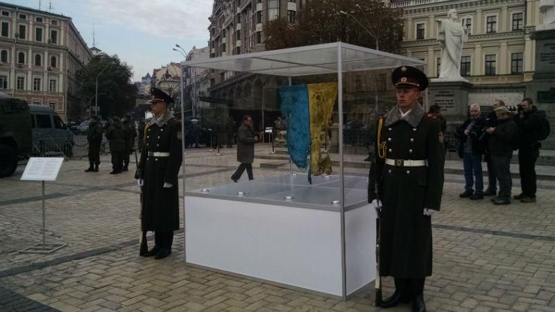 "Сила нескорених": на виставці військової техніки представили прапор з-під Іловайська