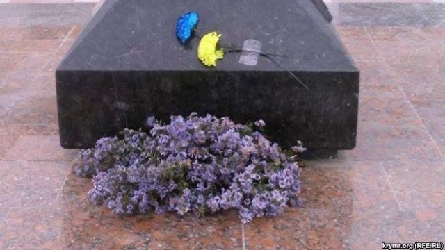 В очікуванні активістів. У Криму силовики оточили пам’ятник Шевченку В очікуванні активістів. У Криму силовики оточили пам’ятник Шевченку